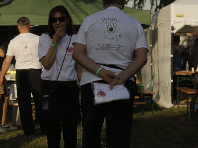 Due volontari con la maglietta di Project Nicky allo stand dell’associazione