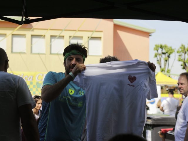 Un partecipante mostra la maglietta di Project Nicky durante un evento