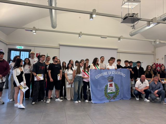 I neo diciottenni di Ciserano con il gonfalone del Comune durante la cerimonia di consegna della Costituzione