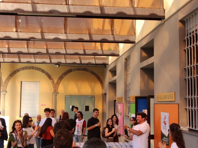 Partecipanti all'aperitivo di sensibilizzazione con ADSINT nel porticato dei Salesiani di Treviglio
