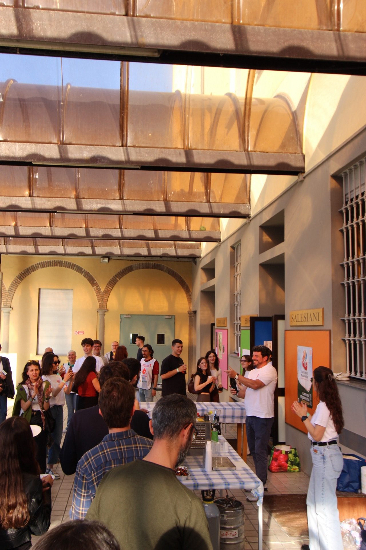 Aperitivo con ADSINT ai Salesiani di Treviglio Partecipanti all'aperitivo di sensibilizzazione con ADSINT nel porticato dei Salesiani di Treviglio
