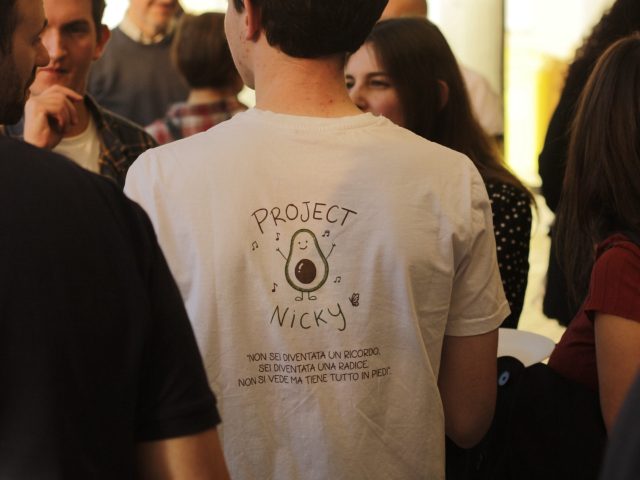 Ragazzo di spalle con la maglietta di Project Nicky durante un incontro dell'associazione